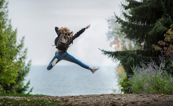 Frau springt in die Luft.