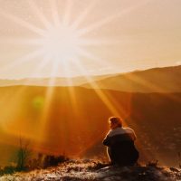Zitat Rumi Sonnenschein Mann sitz in Sonnenschein
